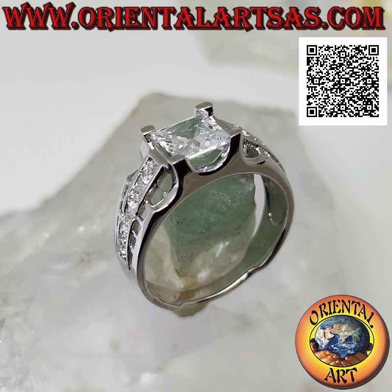 Anello in argento con zircone bianco quadrato incastonato sopraelevato con zirconi bianchi e trafori sui lati