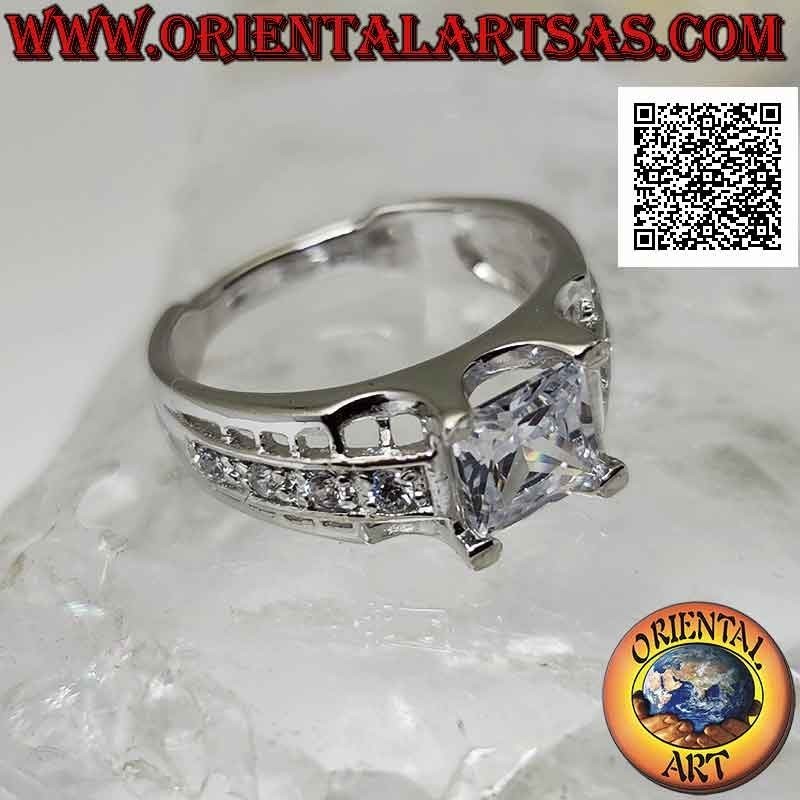 Bague en argent avec zircons carrés blancs sertis de zircons blancs et ajourée sur les côtés