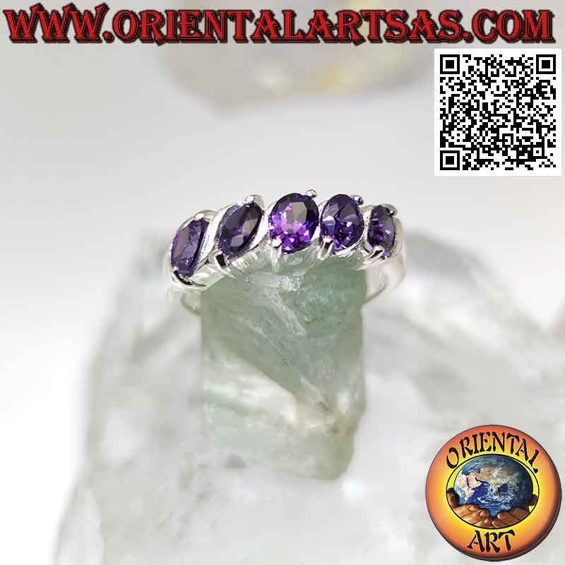 Bague en argent avec cinq améthystes synthétiques ovales serties en biais