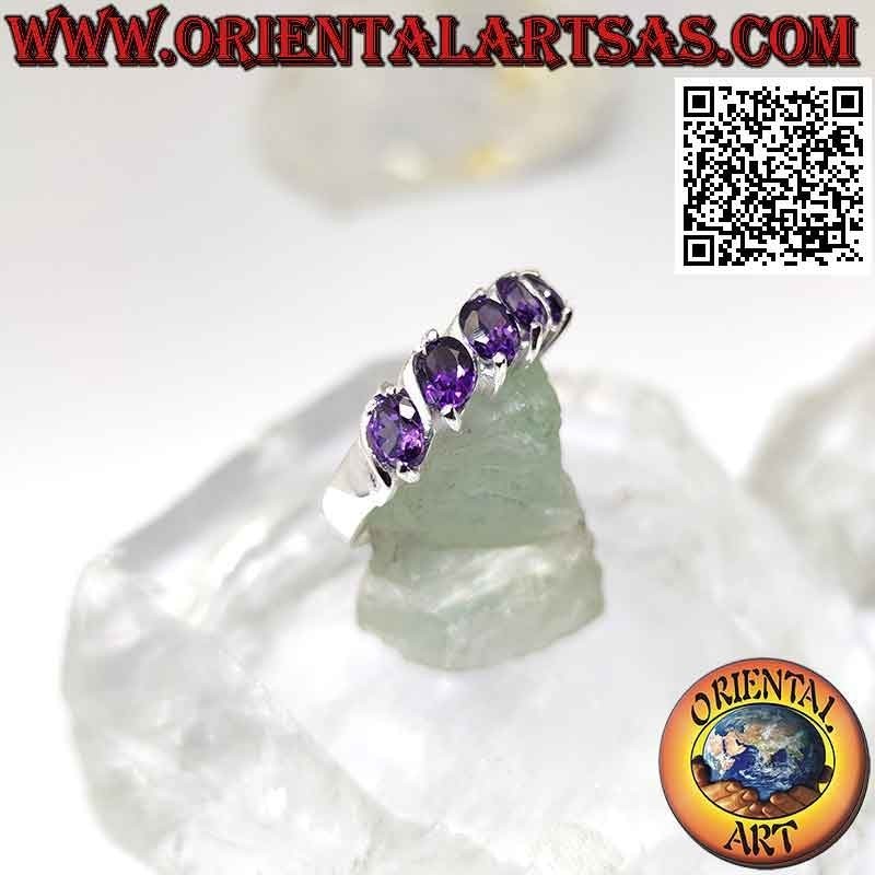 Anillo de plata con cinco amatistas sintéticas ovaladas en ángulo