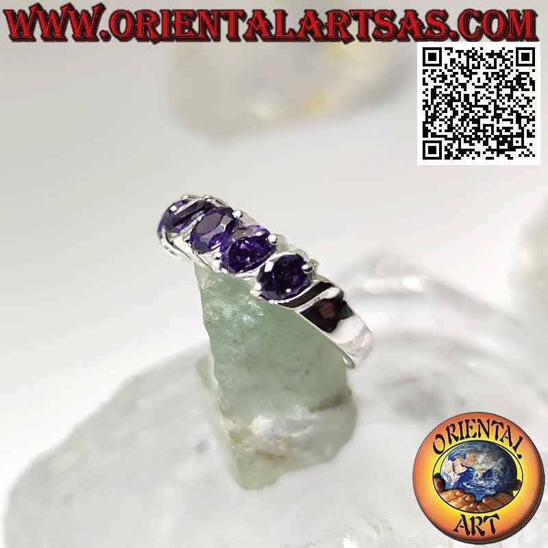 Anillo de plata con cinco amatistas sintéticas ovaladas en ángulo