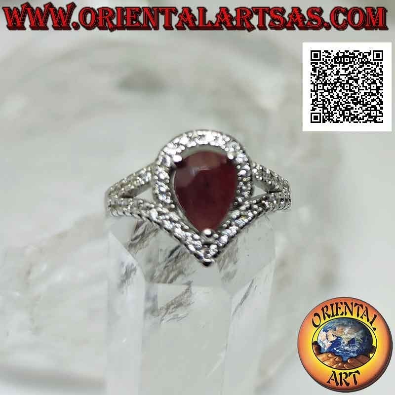 Anillo de plata con rubí en forma de lágrima natural engastado rodeado de circonitas blancas y dos líneas