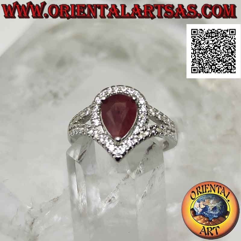 Anello in argento con rubino naturale a goccia incastonato contornato da zirconi bianchi e due linee