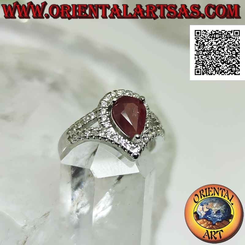 Anillo de plata con rubí en forma de lágrima natural engastado rodeado de circonitas blancas y dos líneas
