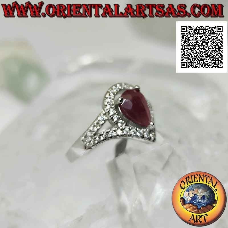 Anello in argento con rubino naturale a goccia incastonato contornato da zirconi bianchi e due linee