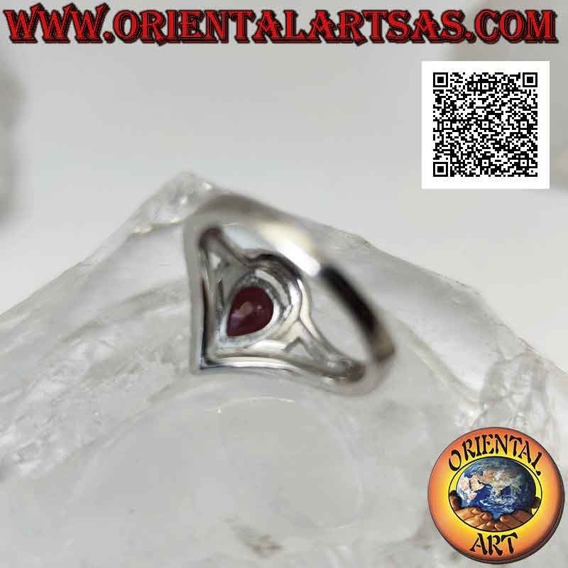 Anello in argento con rubino naturale a goccia incastonato contornato da zirconi bianchi e due linee