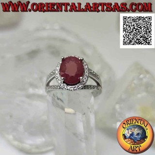 Bague en argent avec gros rubis naturel ovale serti entouré de zircons blancs et de trois lignes