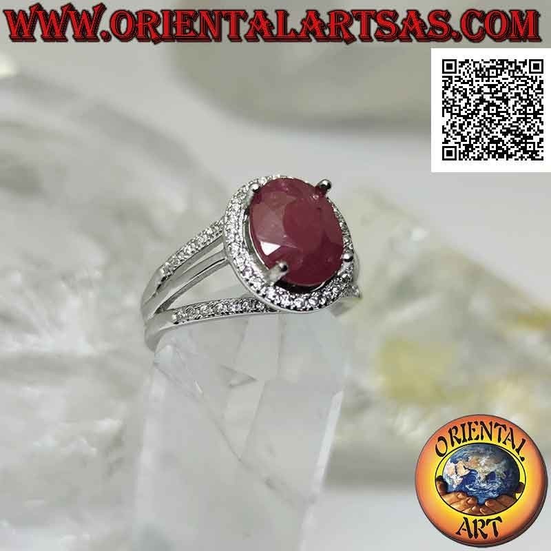 Anillo de plata con gran rubí natural ovalado engastado rodeado de circonitas blancas y tres líneas