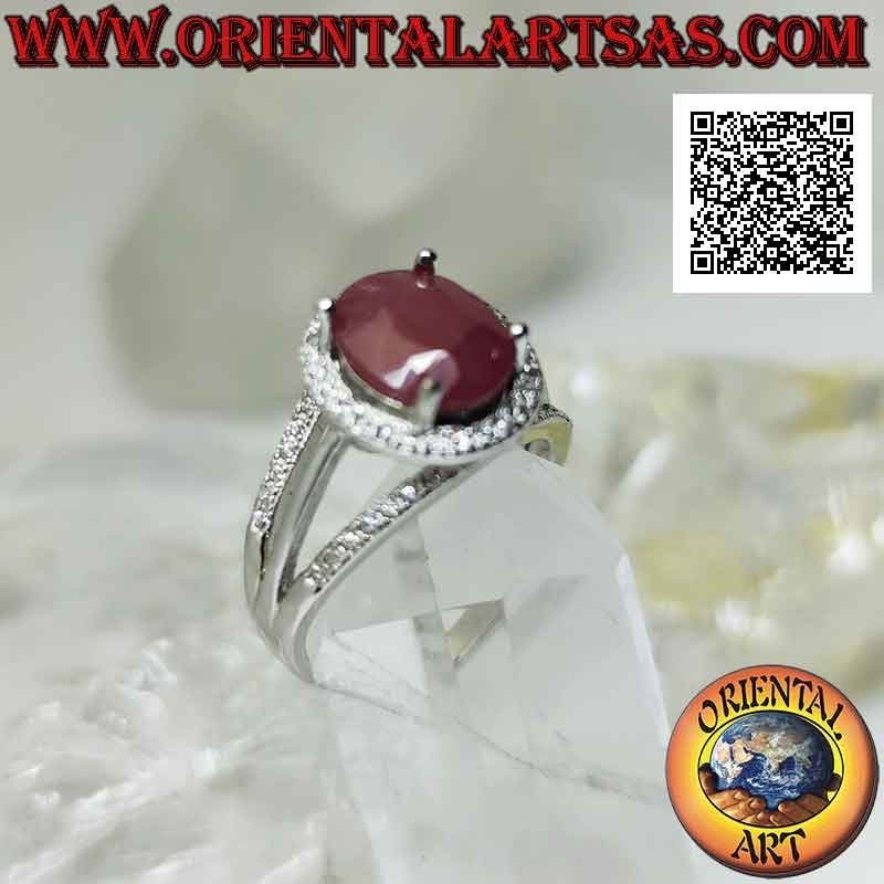 Anillo de plata con gran rubí natural ovalado engastado rodeado de circonitas blancas y tres líneas