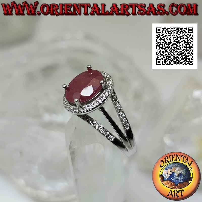 Anillo de plata con gran rubí natural ovalado engastado rodeado de circonitas blancas y tres líneas