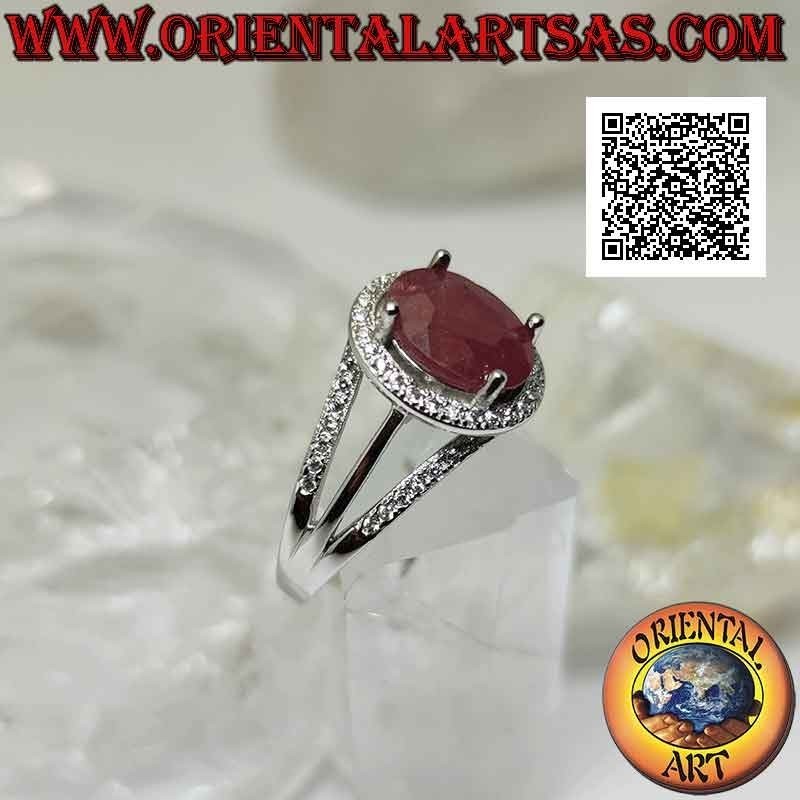 Bague en argent avec gros rubis naturel ovale serti entouré de zircons blancs et de trois lignes