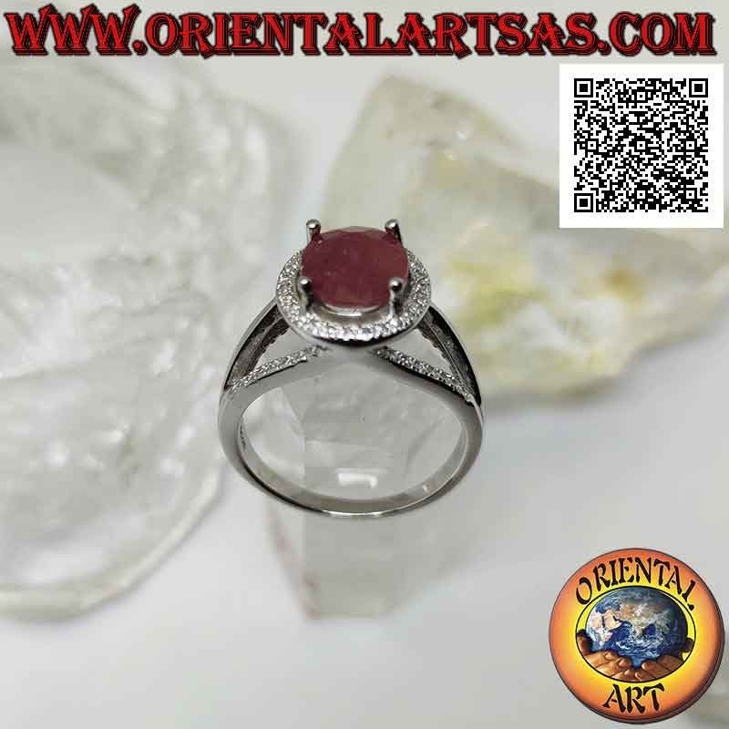 Anillo de plata con gran rubí natural ovalado engastado rodeado de circonitas blancas y tres líneas