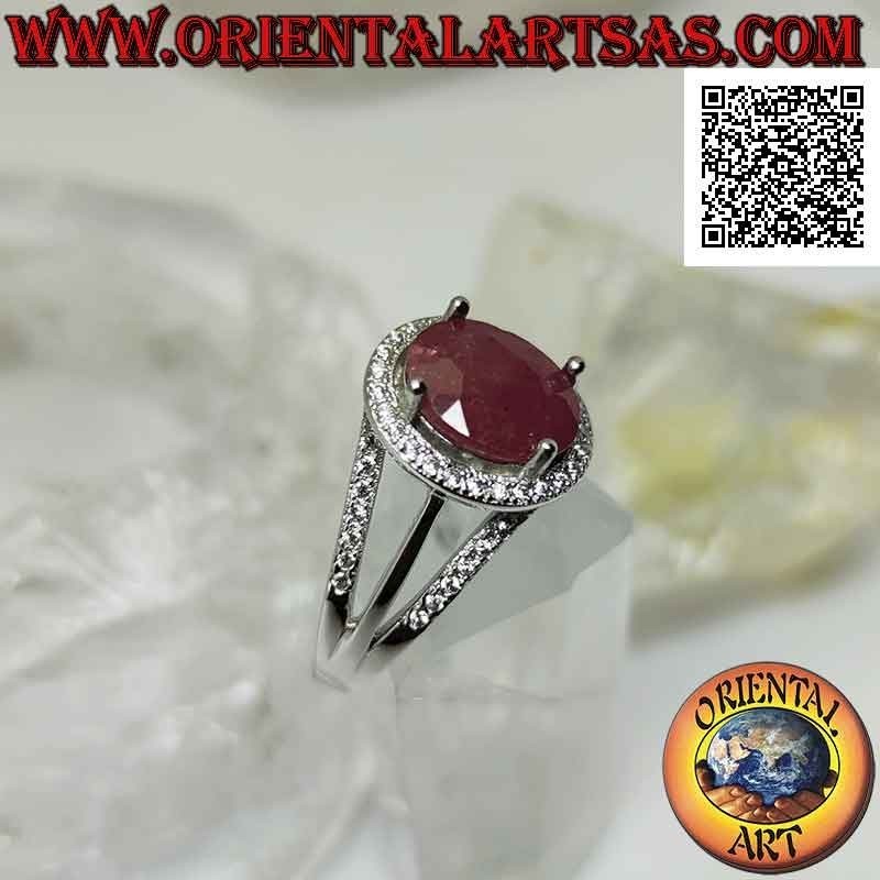 Anillo de plata con gran rubí natural ovalado engastado rodeado de circonitas blancas y tres líneas