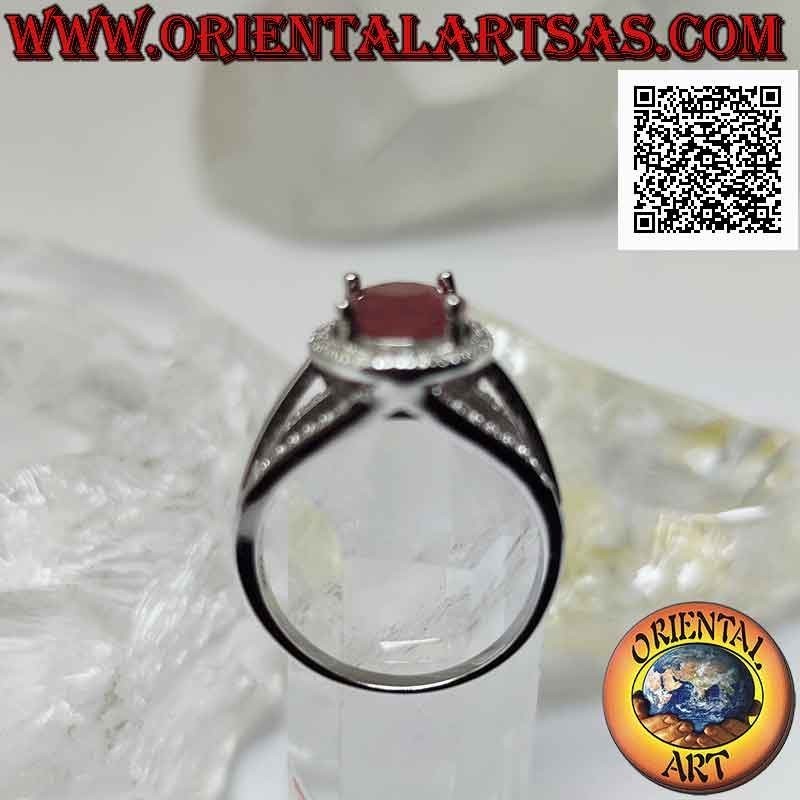 Anillo de plata con gran rubí natural ovalado engastado rodeado de circonitas blancas y tres líneas
