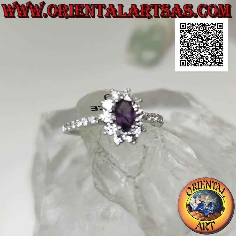 Silberring mit weißer Cubic Zirkonia Blume besetzt mit ovalem Amethyst und Cubic Zirkonia an den Seiten