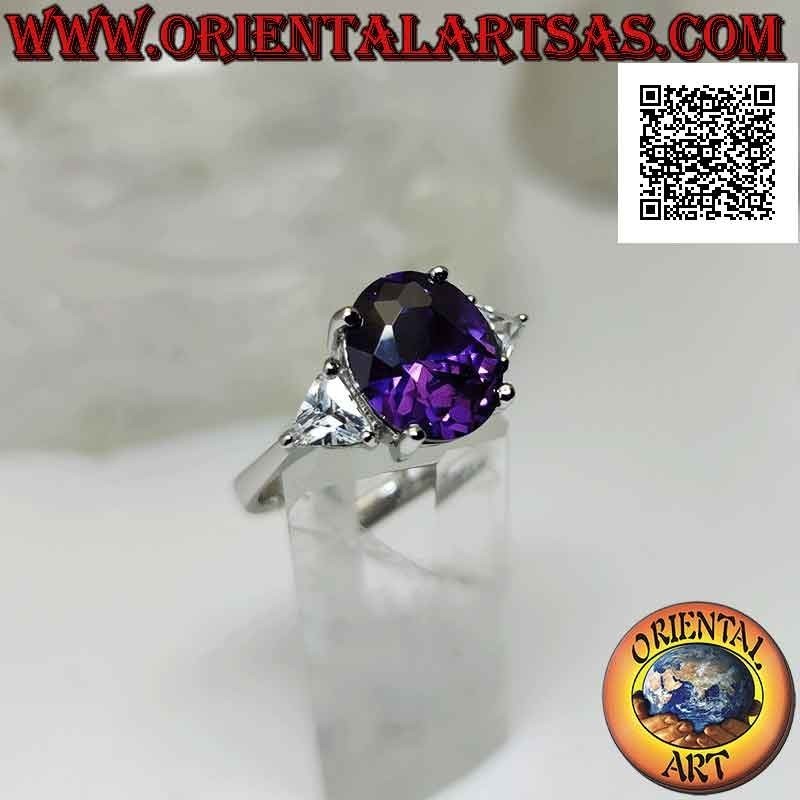 Anello in argento con ametista di sintesi ovale incastonata tra due triangoli di zirconi bianchi