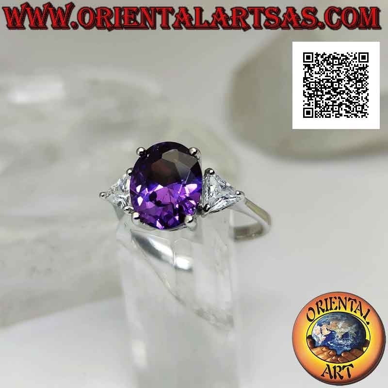 Bague en argent avec améthyste synthétique ovale sertie entre deux triangles de zircons blancs