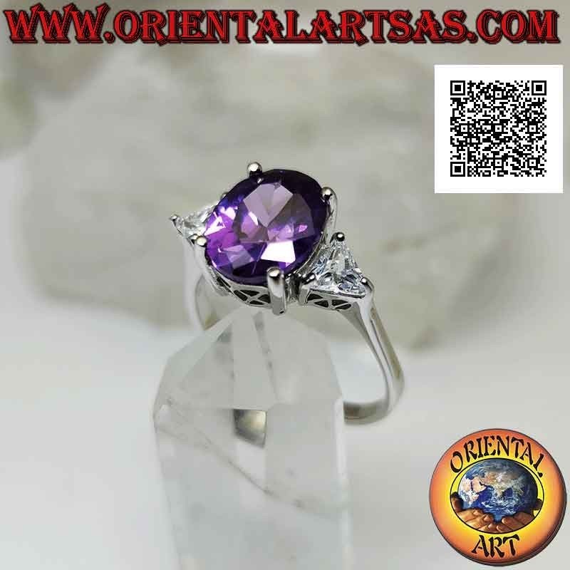 Silberring mit ovalem synthetischem Amethyst, eingefasst zwischen zwei Dreiecken aus weißen Zirkonen