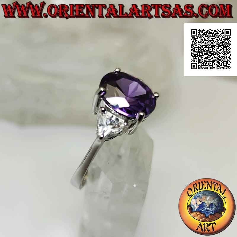 Silberring mit ovalem synthetischem Amethyst, eingefasst zwischen zwei Dreiecken aus weißen Zirkonen