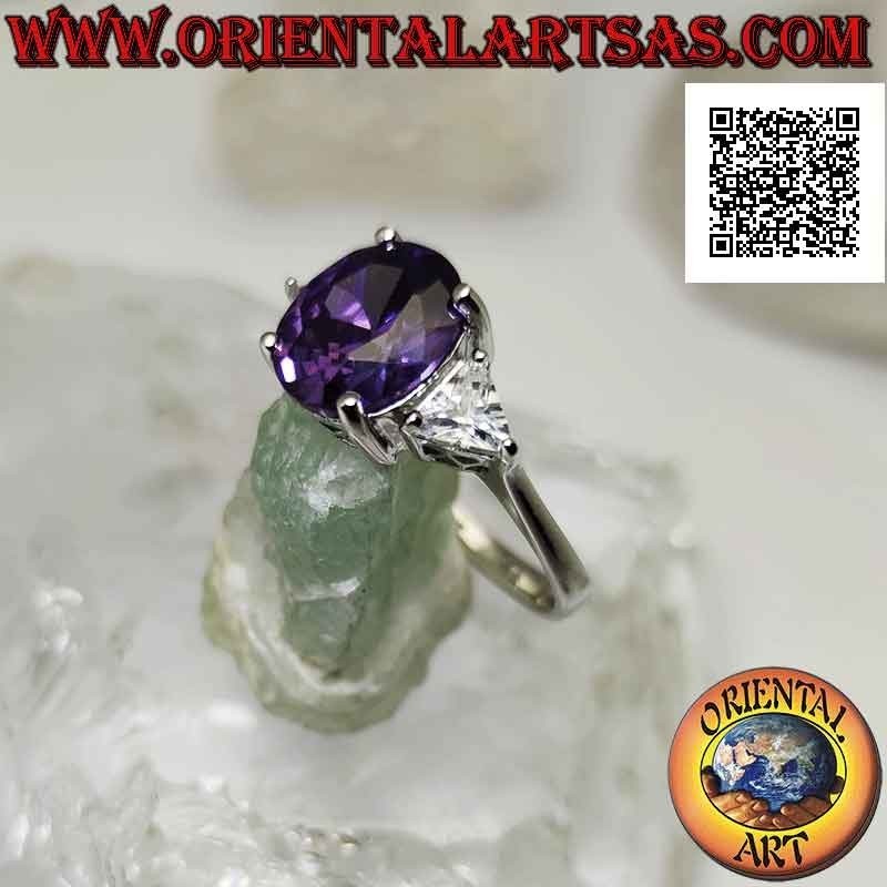 Silberring mit ovalem synthetischem Amethyst, eingefasst zwischen zwei Dreiecken aus weißen Zirkonen