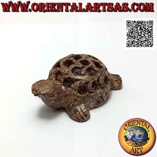 Scultura tartaruga con guscio traforato e tartaruga piccola incisa al suo interno in pietra saponaria