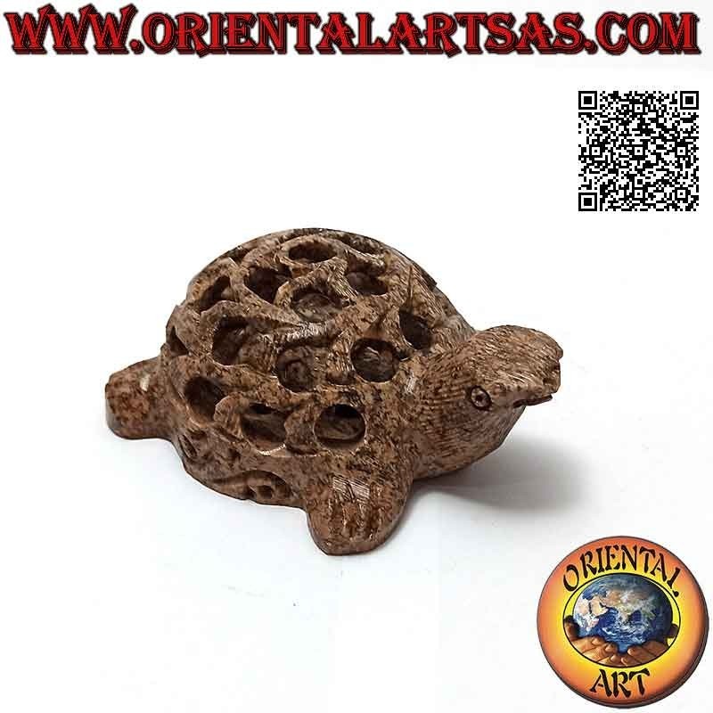 Schildkrötenskulptur mit durchbrochenem Panzer und kleiner Schildkröte, die innen in Speckstein eingraviert ist