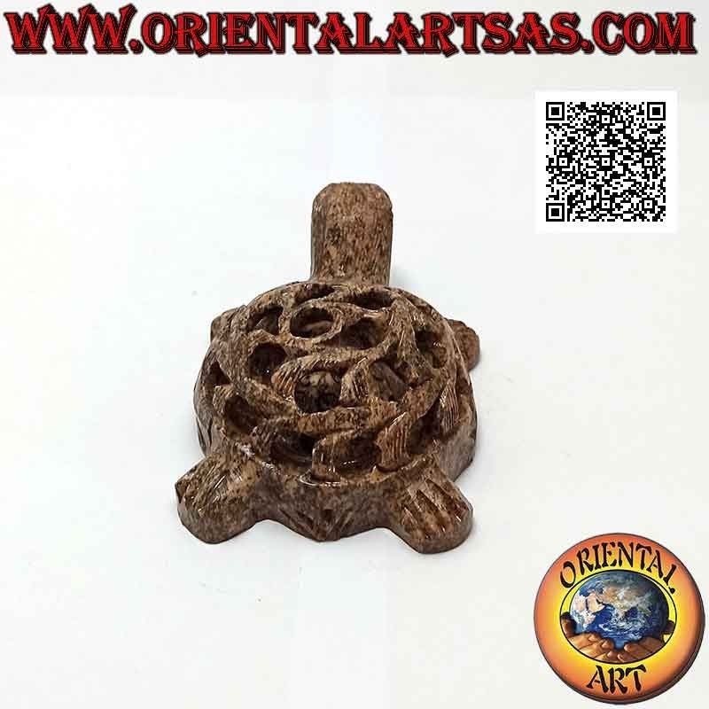 Schildkrötenskulptur mit durchbrochenem Panzer und kleiner Schildkröte, die innen in Speckstein eingraviert ist