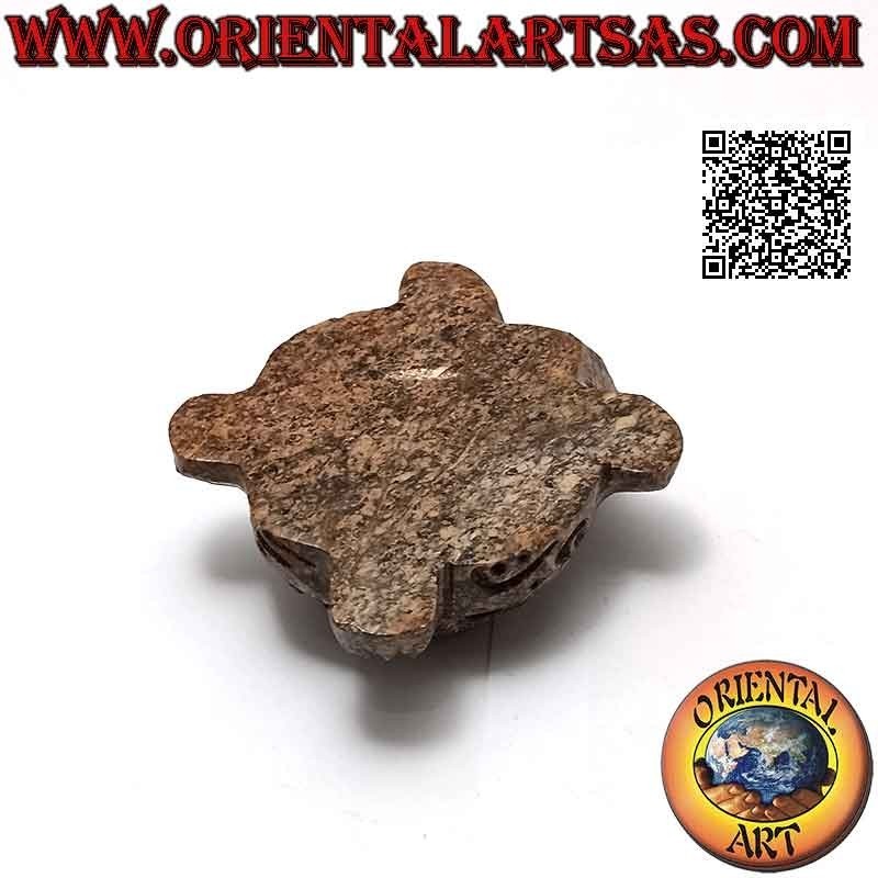 Scultura tartaruga con guscio traforato e tartaruga piccola incisa al suo interno in pietra saponaria