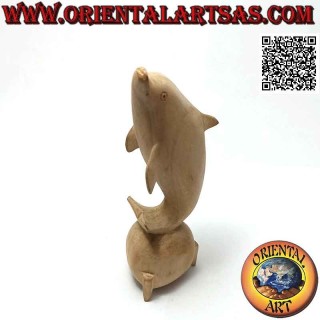 Skulptur eines Delphins, der zwischen zwei 15 cm langen Hibiskusholzkugeln jongliert