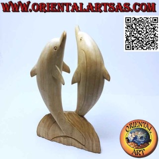 Escultura de una pareja de delfines danzantes de pie sobre el acantilado en madera de hibisco de 20 cm