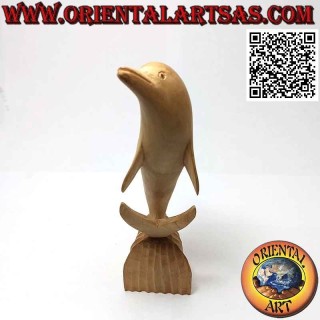 Escultura de un delfín posando en el acantilado en madera de hibisco de 20 cm.