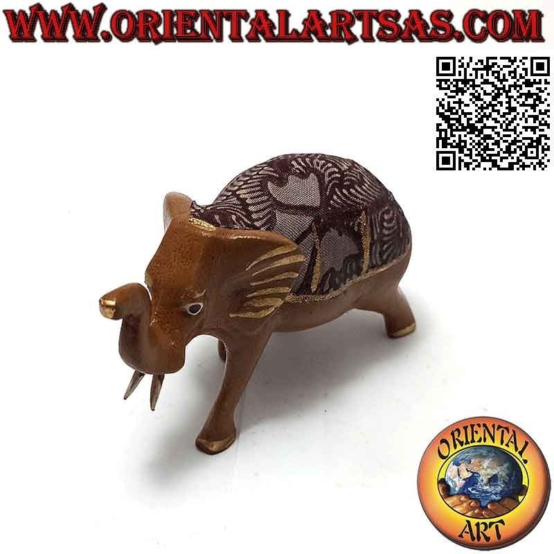 Escultura de elefante con tronco en madera de balsa pintada a mano y respaldo de batik aplicado