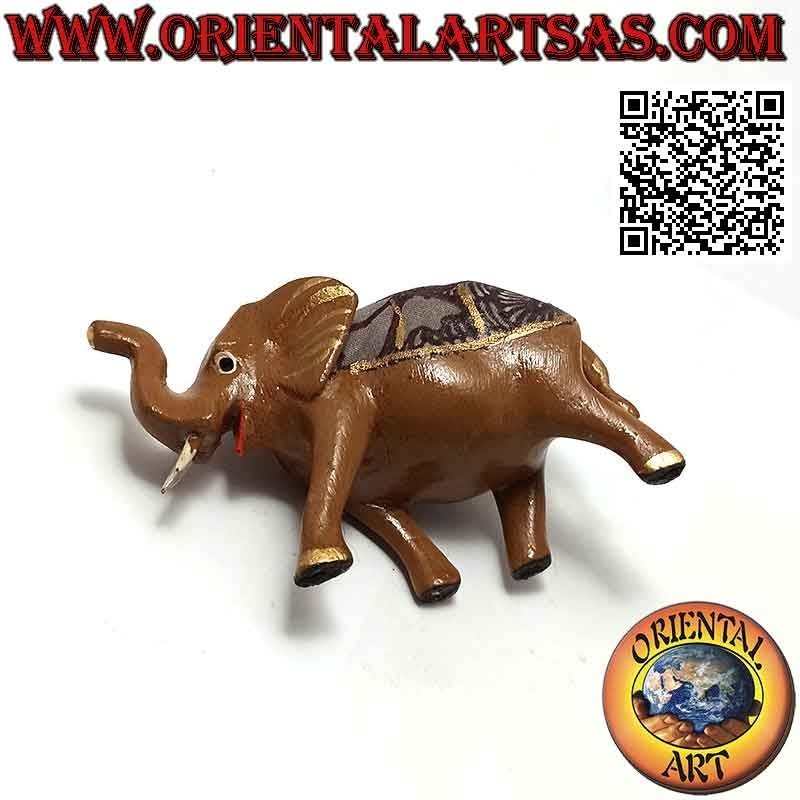 Escultura de elefante con tronco en madera de balsa pintada a mano y respaldo de batik aplicado