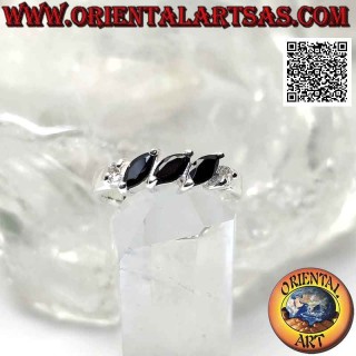 Anillo de plata con tres espinelas lanzadera colocadas oblicuamente entre dos circonitas redondas