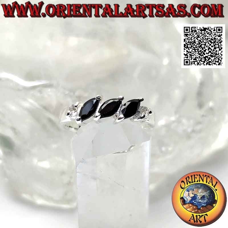 Anillo de plata con tres espinelas lanzadera colocadas oblicuamente entre dos circonitas redondas