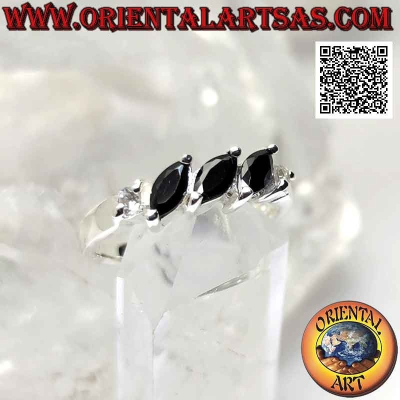 Anillo de plata con tres espinelas lanzadera colocadas oblicuamente entre dos circonitas redondas