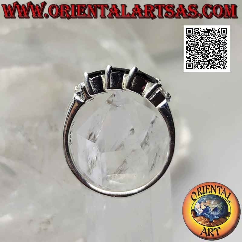 Bague en argent avec trois spinelles navettes serties obliquement entre deux zircons ronds