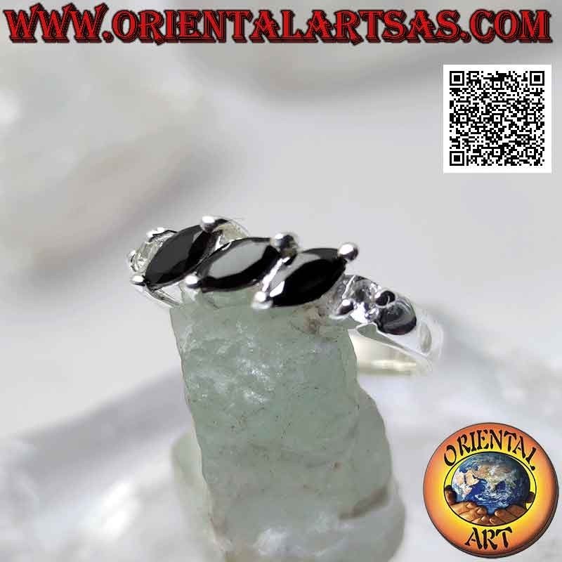 Anello in argento con tre spinelli a navetta incastonati in obliquo tra due zirconi tondi