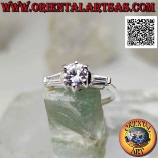 Anillo de plata con circonitas blancas engastadas entre dos circonitas trapezoidales blancas