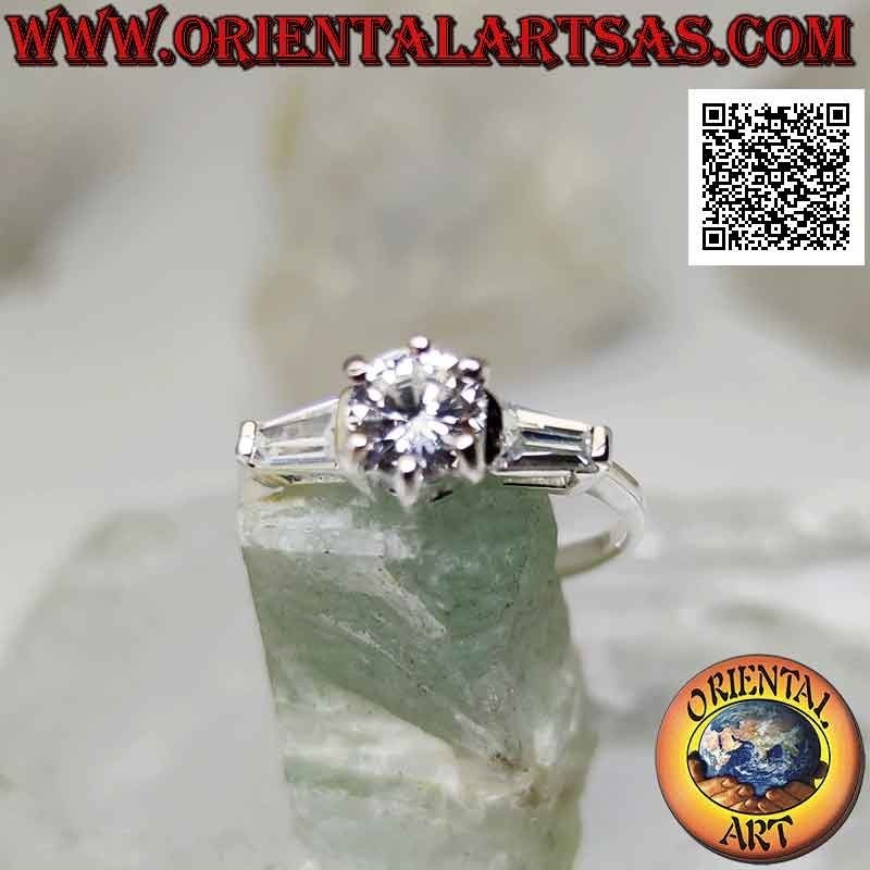 Anillo de plata con circonitas blancas engastadas entre dos circonitas trapezoidales blancas