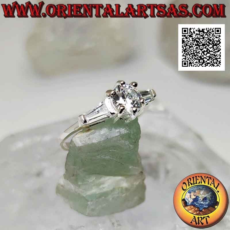 Anillo de plata con circonitas blancas engastadas entre dos circonitas trapezoidales blancas