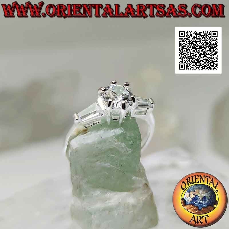 Anello in argento con zircone bianco incastonato tra due zirconi bianchi a trapezio