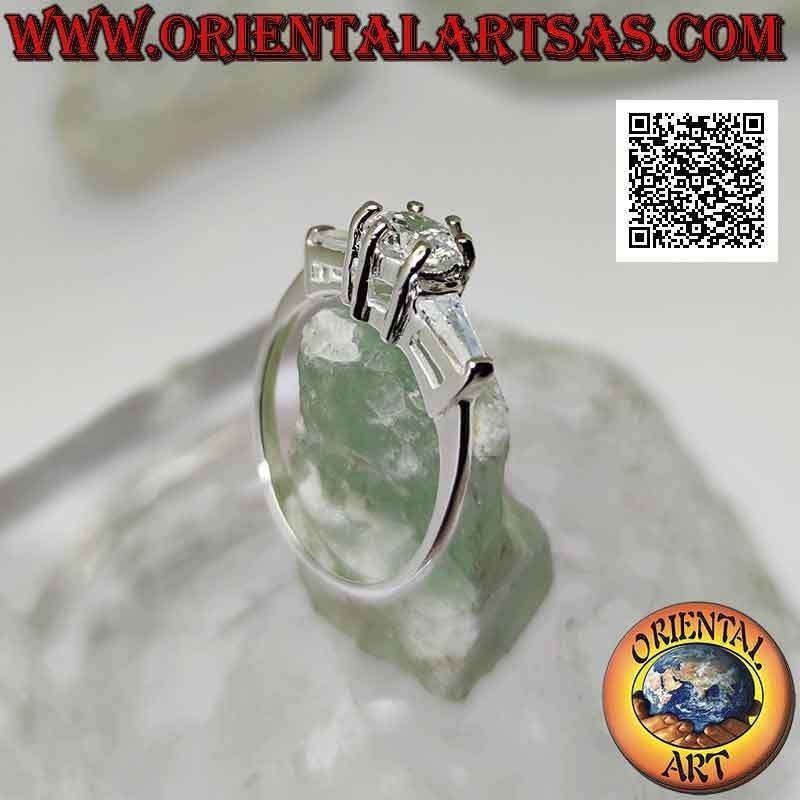 Anillo de plata con circonitas blancas engastadas entre dos circonitas trapezoidales blancas