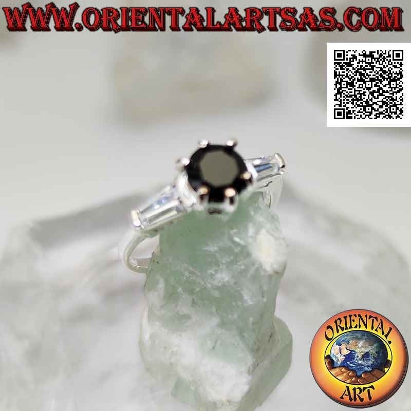 Anello in argento con spinello incastonato tra due zirconi bianchi a trapezio