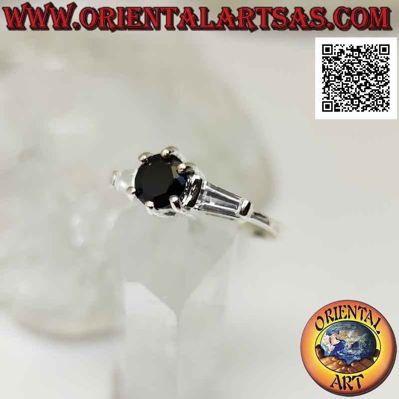 Anillo de plata con espinela engastada entre dos circonitas trapezoidales blancas