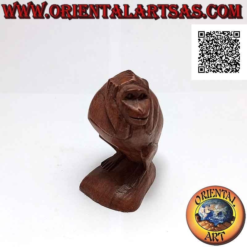 Escultura de uno de los tres monos sabios "No oigo" en madera de suar de 10 cm.