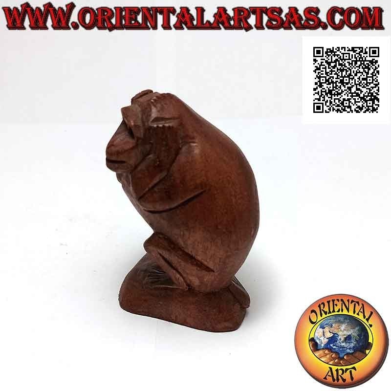 Escultura de uno de los tres monos sabios "No oigo" en madera de suar de 10 cm.