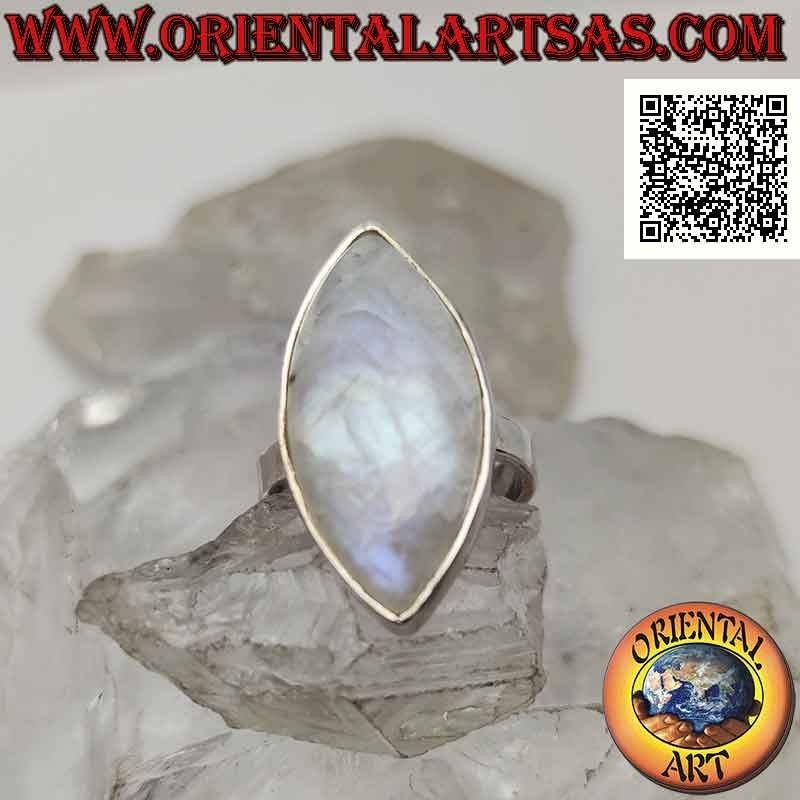 Bague en argent avec une pierre de lune arc-en-ciel cabochon ovale pointu dans un sertissage lisse
