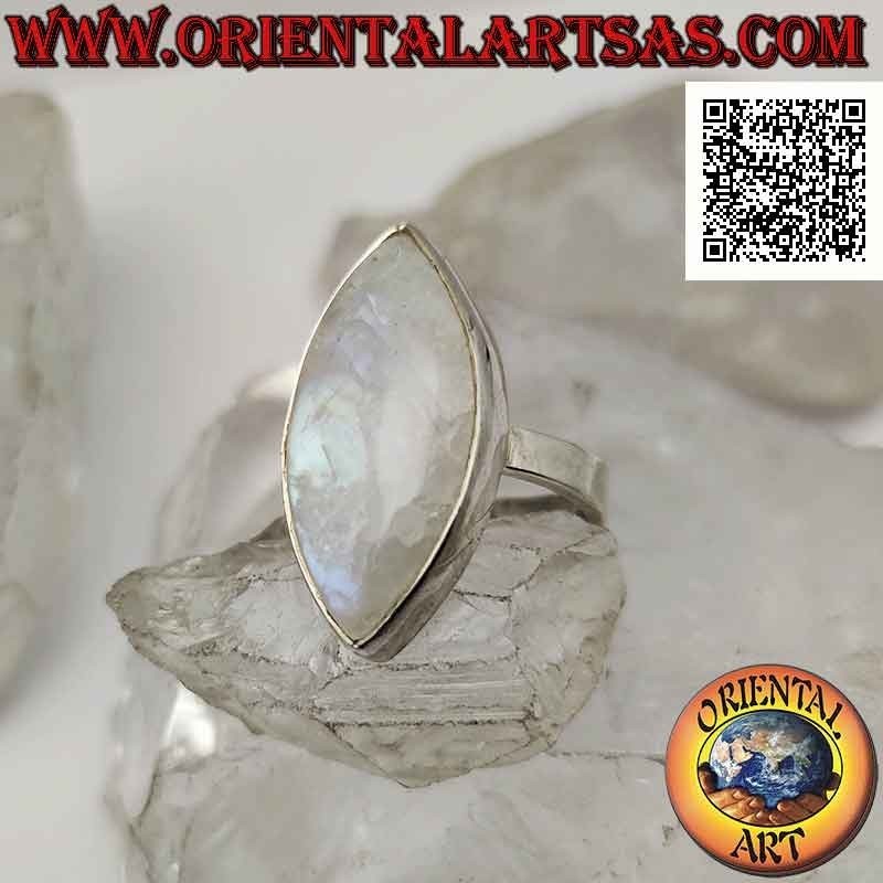 Anillo de plata con piedra lunar arcoíris cabujón ovalado puntiagudo en un marco suave