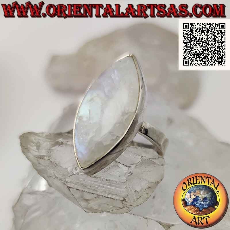 Bague en argent avec une pierre de lune arc-en-ciel cabochon ovale pointu dans un sertissage lisse